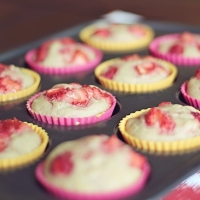 healthy strawberry muffins