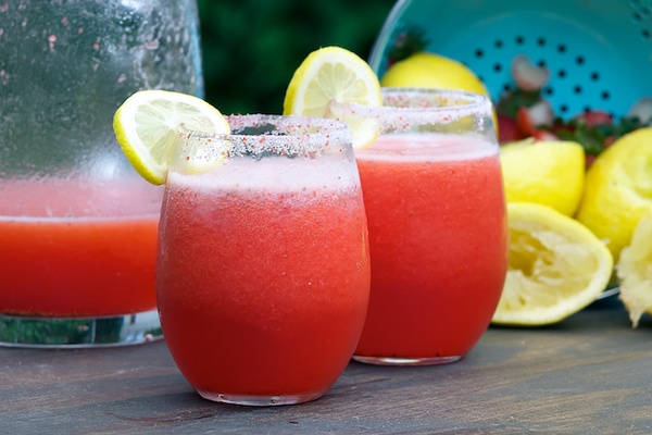 strawberry lemonade vodka drink