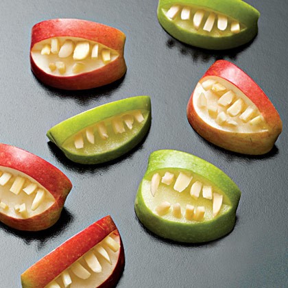 Кусочки яблока вырезанные в форме челюстей